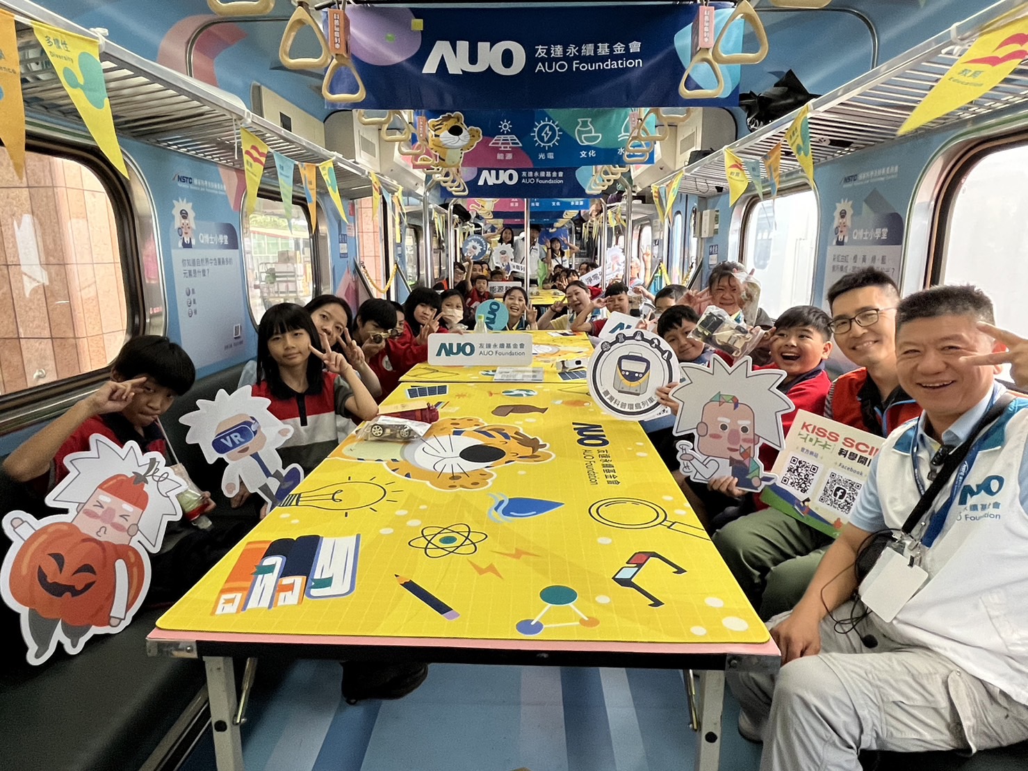G22恒峰永續基金會參與「臺灣科普環島列車」，設計基礎科學車廂課程，以「淨零碳排和永續能源」為主題，讓學生透過創意實驗認識淨零知識，以及思考生活中的減碳行為